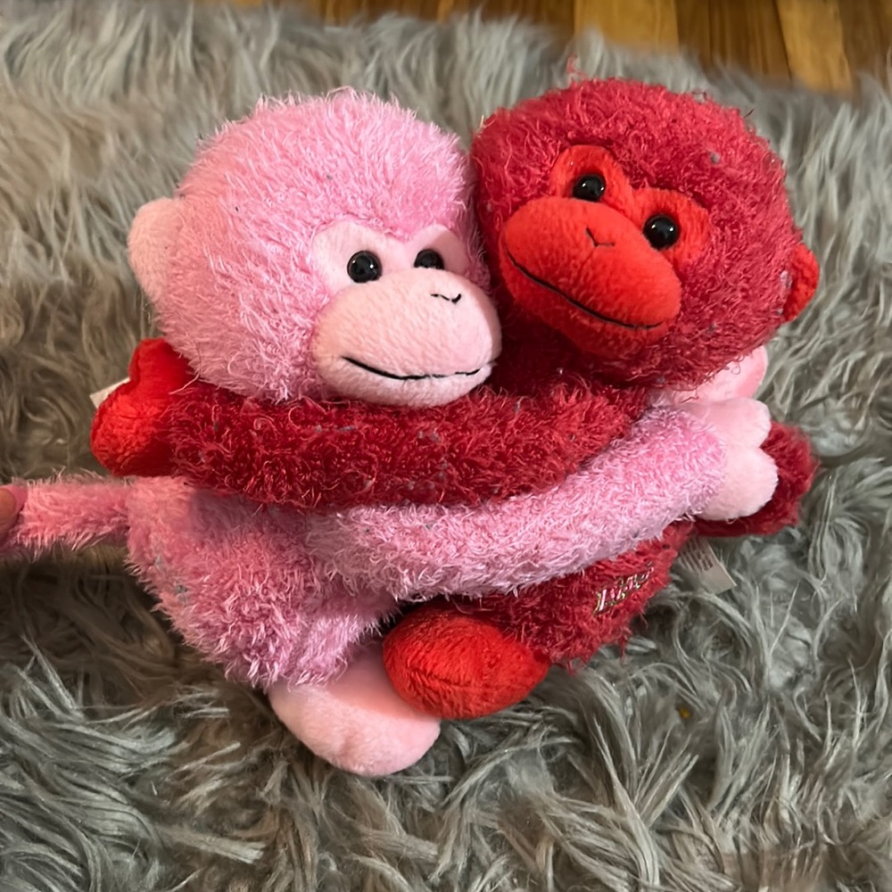 Hugging pink and red monkeys